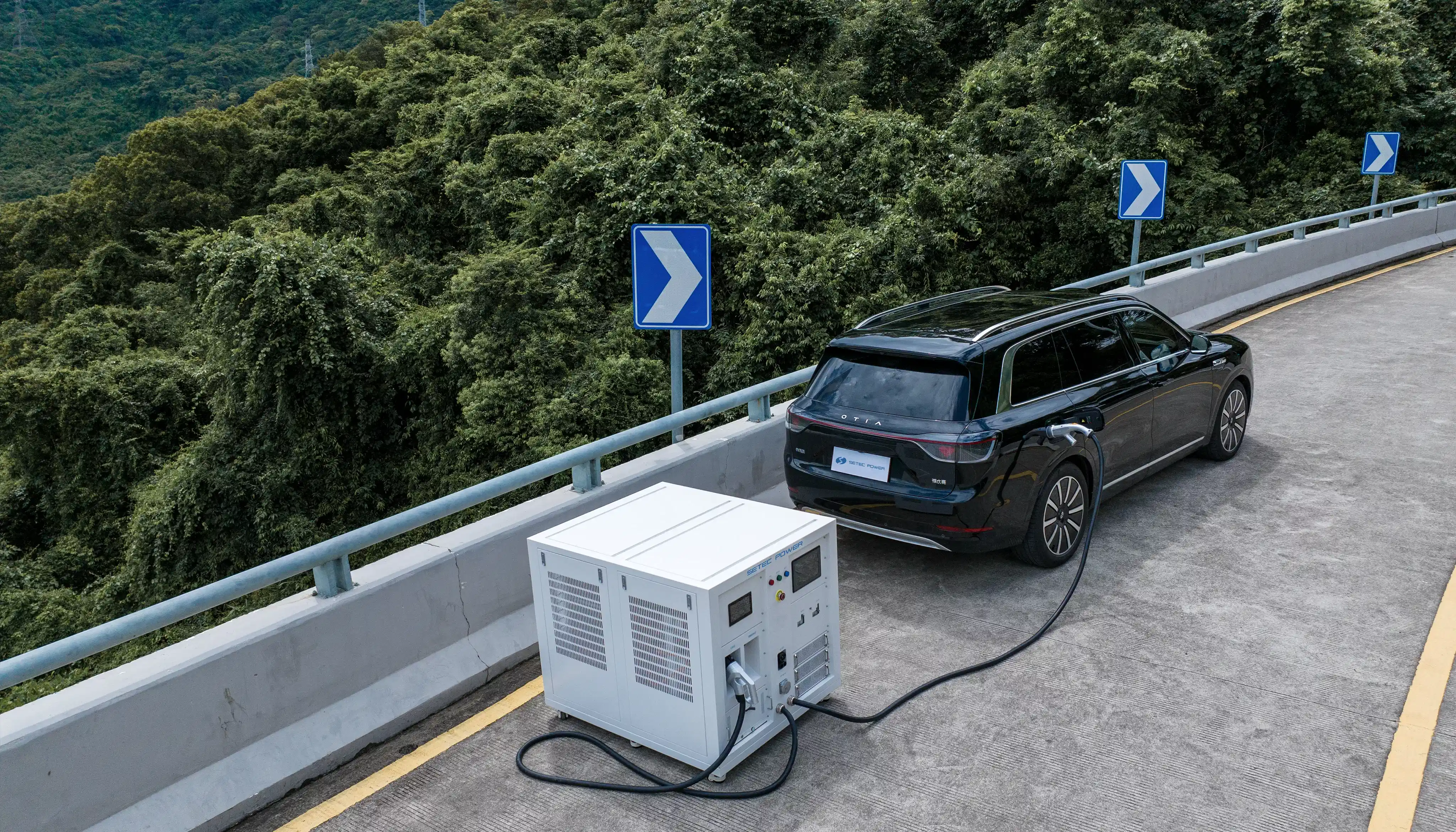Mobile EV charging solution with portable DC fast charger for roadside emergency charging