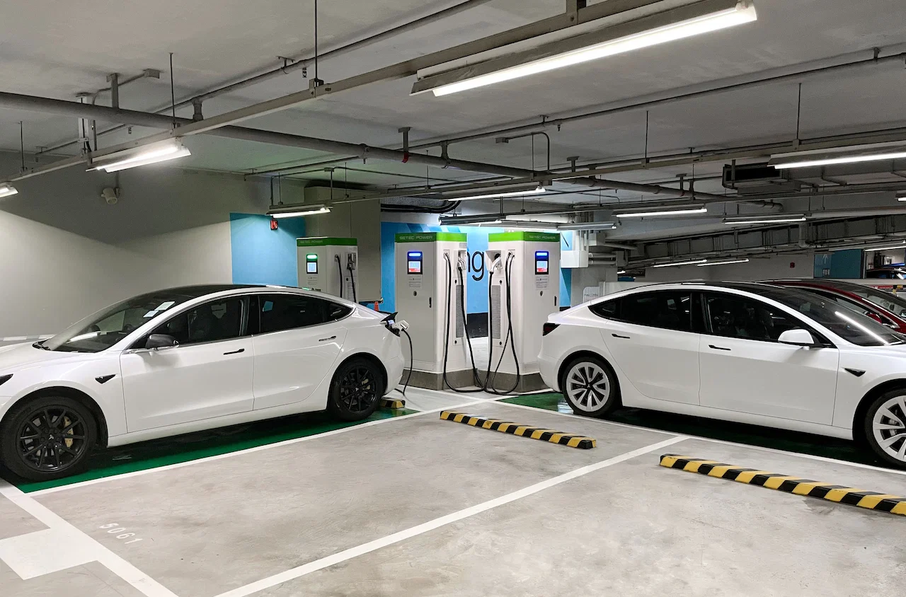 SETEC POWER 60kW DC fast charging solution with electric vehicles charging in a shopping mall parking facility in Hong Kong.